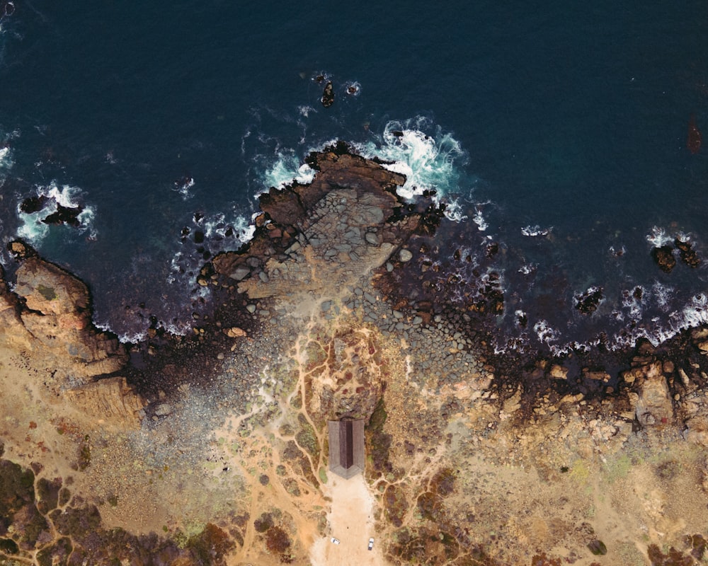 Veduta aerea della spiaggia bianca e marrone