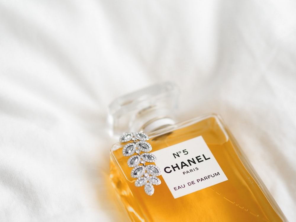 Clear glass perfume bottle on white textile photo – Free Paris