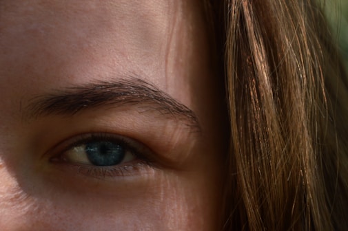 womans brown eyes and brown hair