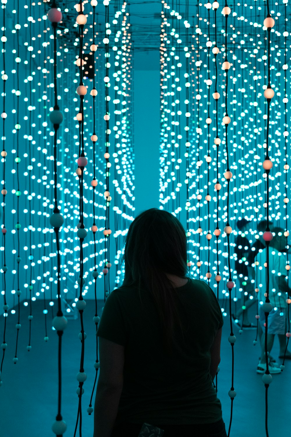femme debout devant la lumière bleue