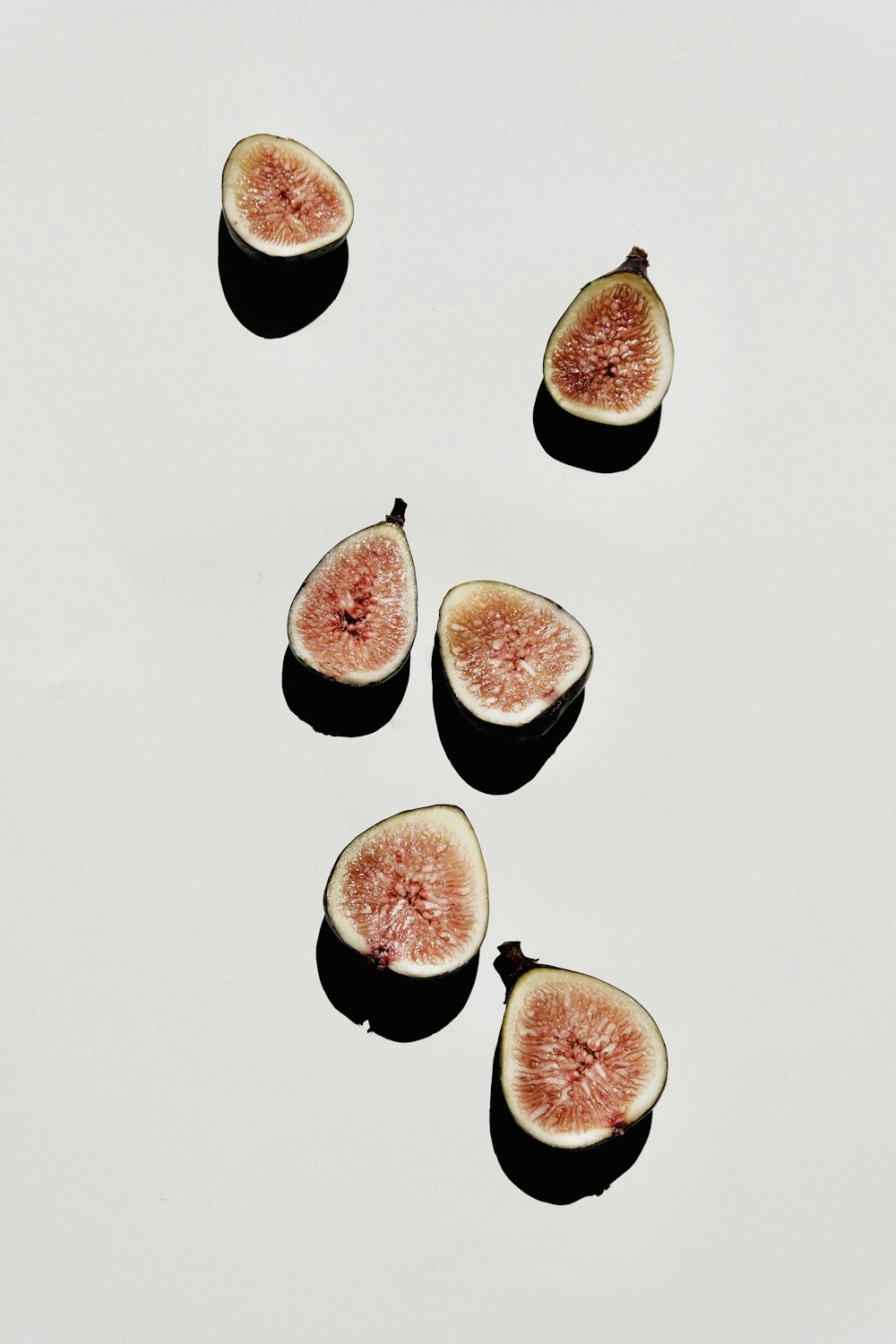 흰색 테이블에 얇게 썬 석류 과일