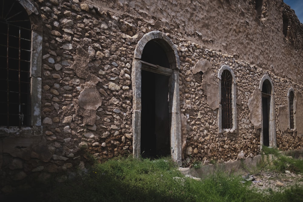 edifício de tijolo marrom com janela de madeira preta