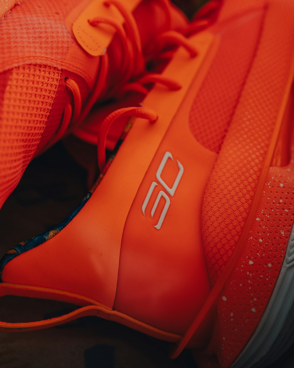 Orange und schwarzer Nike Sportschuh