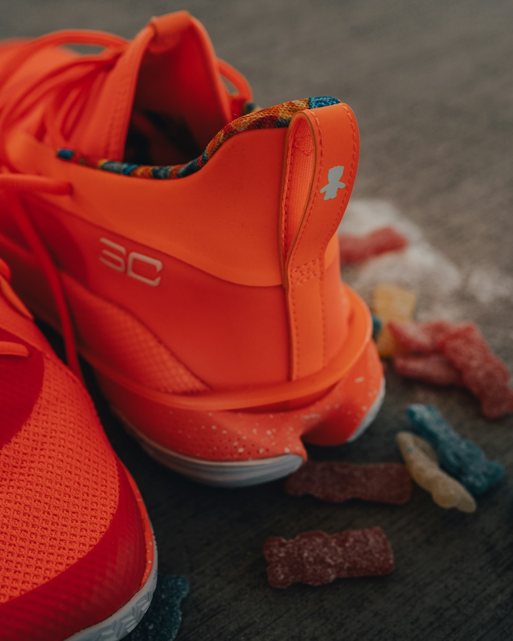 orange und weiße Nike Sportschuhe