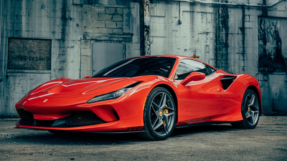 ferrari vermelho 458 italia estacionado perto de edifício cinza