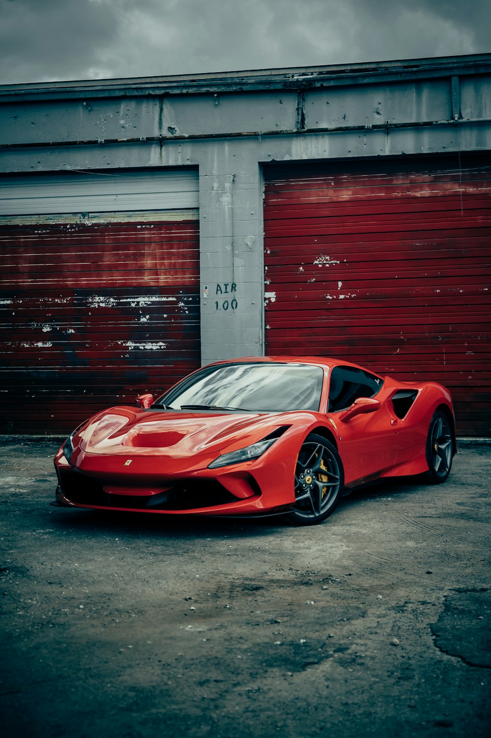 Ferrari 458 Italia rouge garée à côté du mur rouge