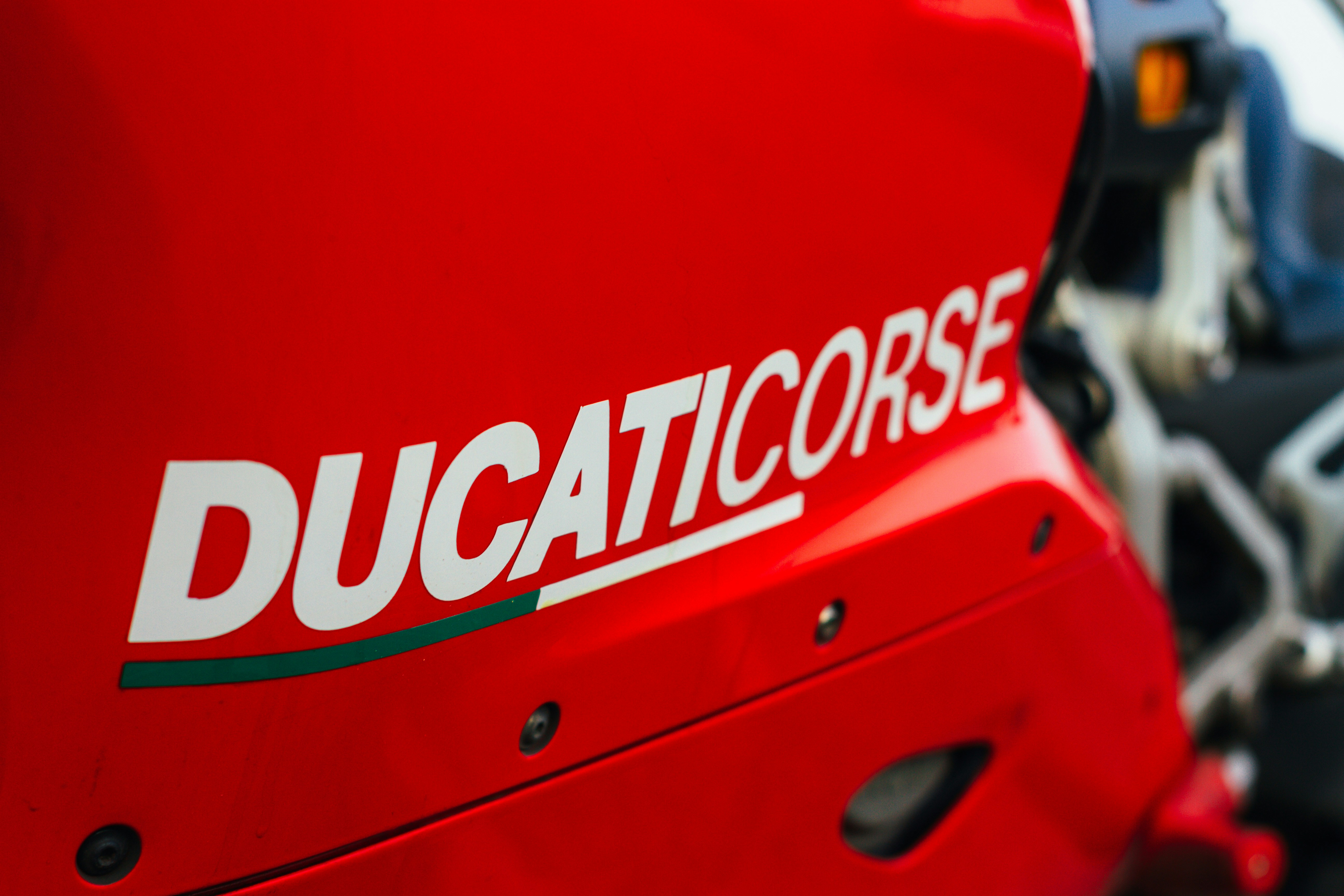 porta do carro vermelha e branca