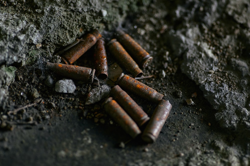 pontas de cigarro marrons na superfície preta