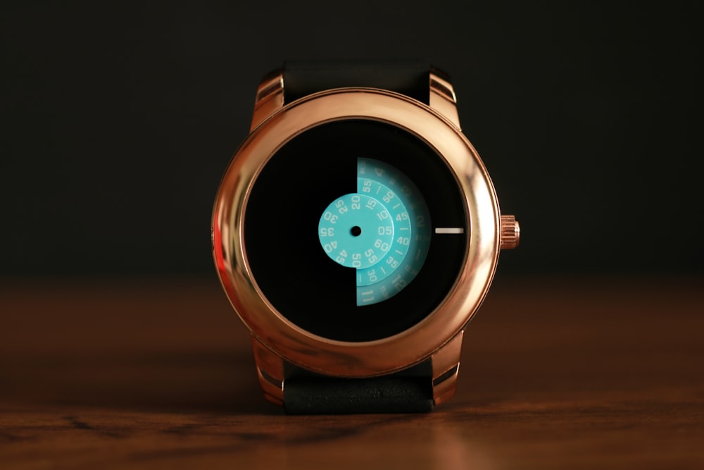 Reloj analógico redondo plateado y negro