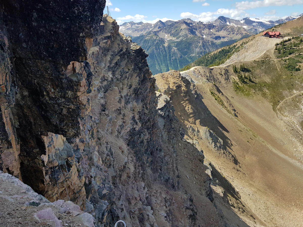 Falaise rocheuse aménagée pour la grimpe