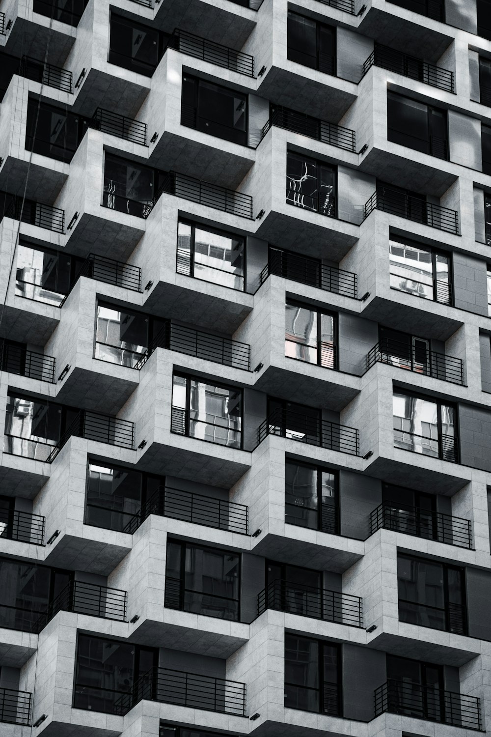 Edificio de hormigón gris durante el día