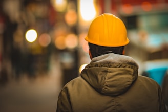 Trabajador caminando rumbo a su fuente de empleo