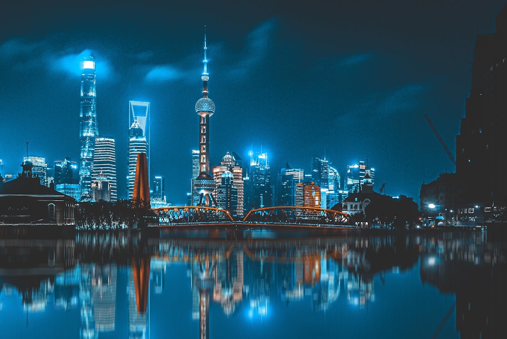 Skyline della città attraverso lo specchio d'acqua durante la notte