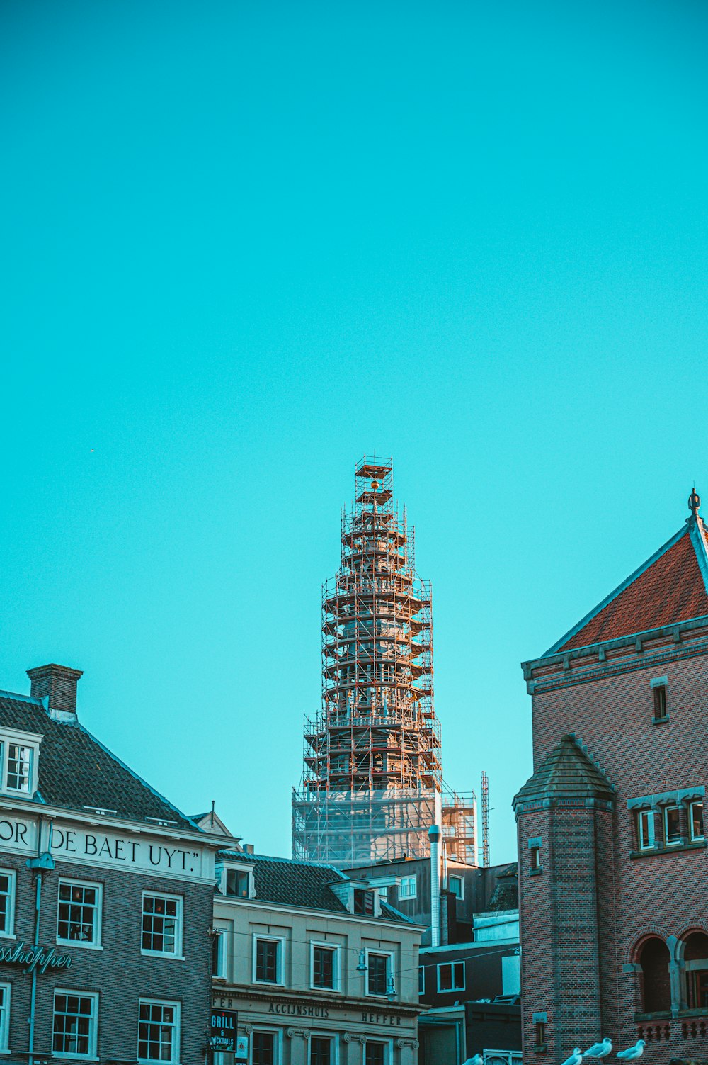 Bâtiment en béton brun sous le ciel bleu pendant la journée