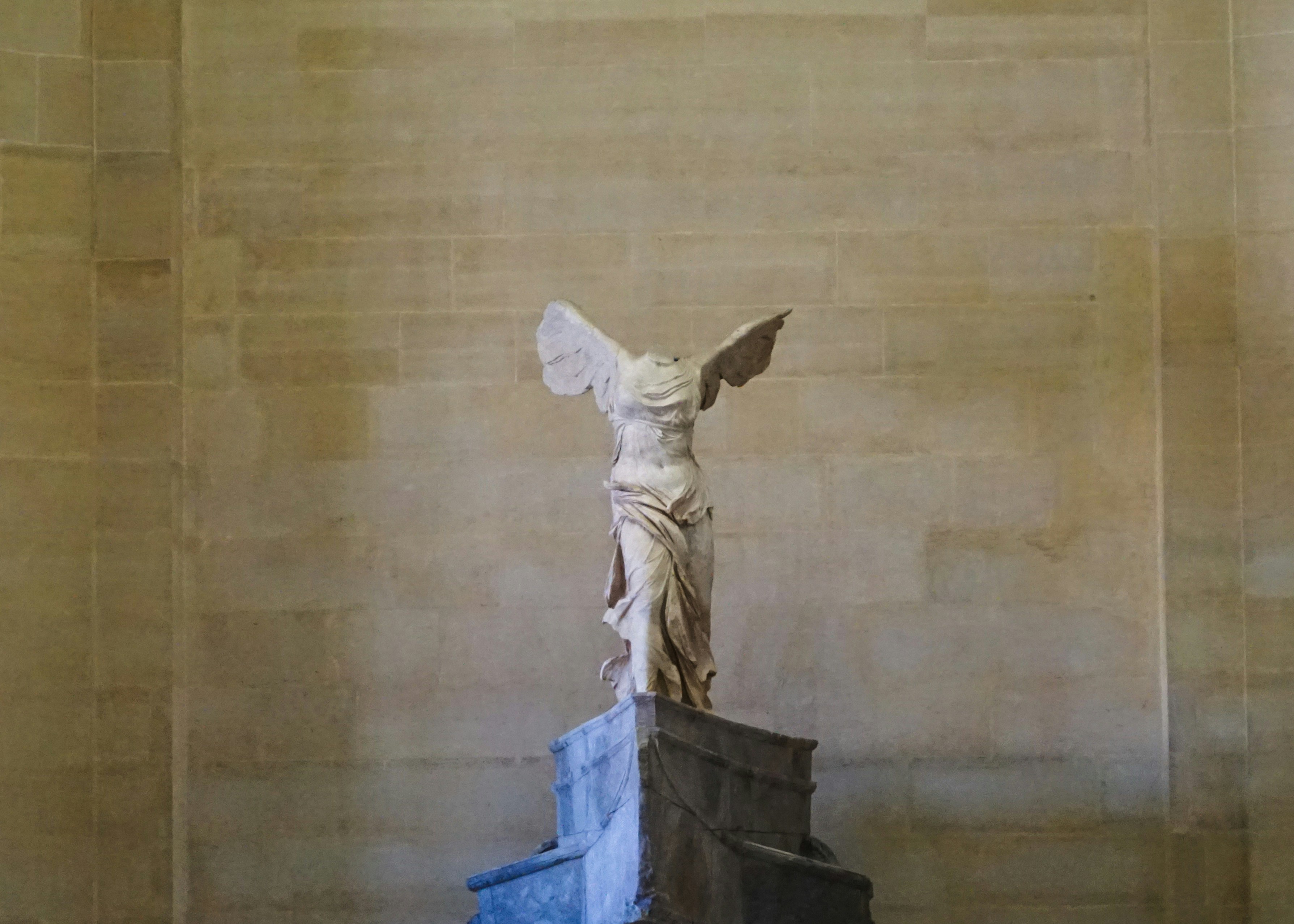 estatua de hormigón blanco de un hombre