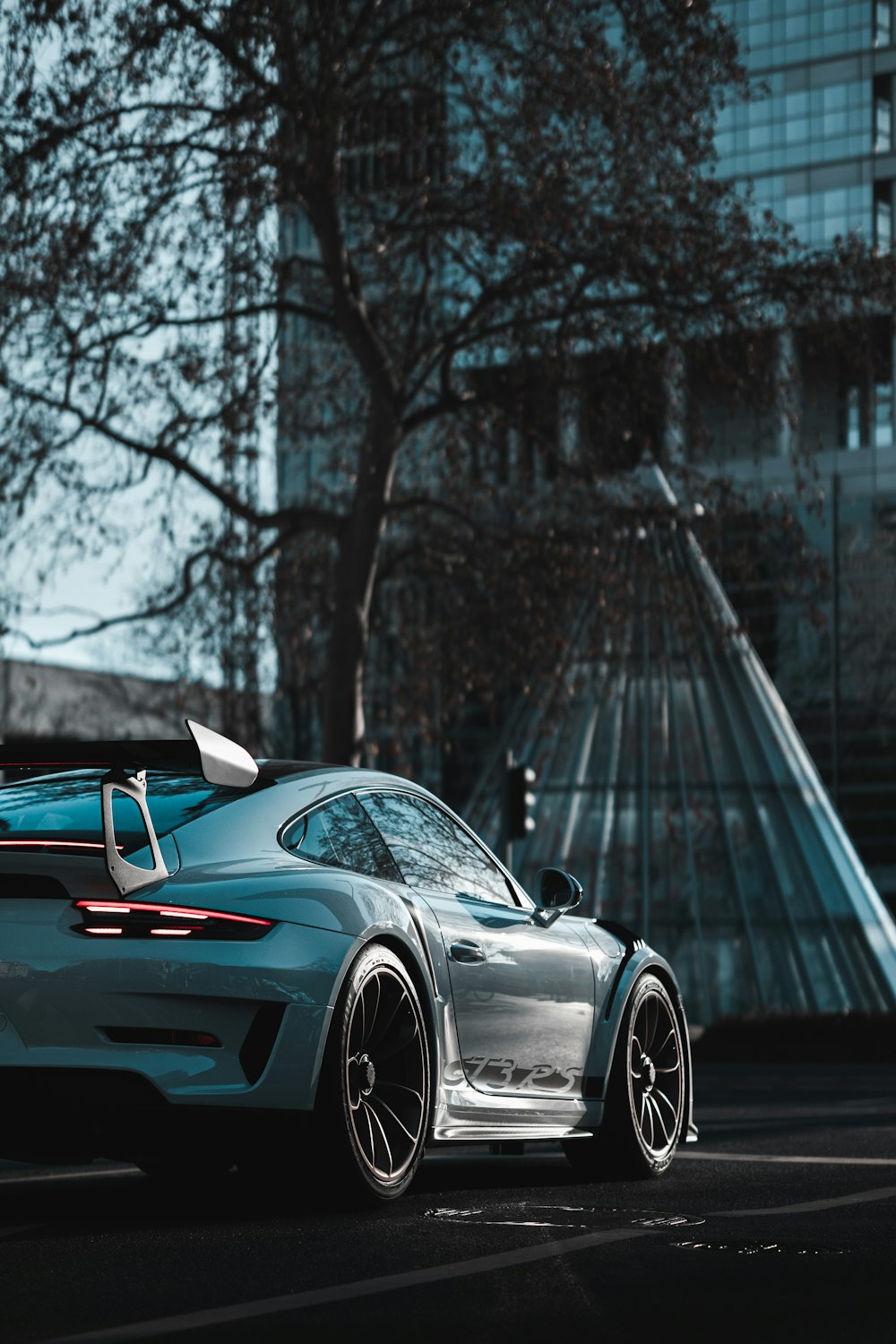 Porsche 911 nera su strada
