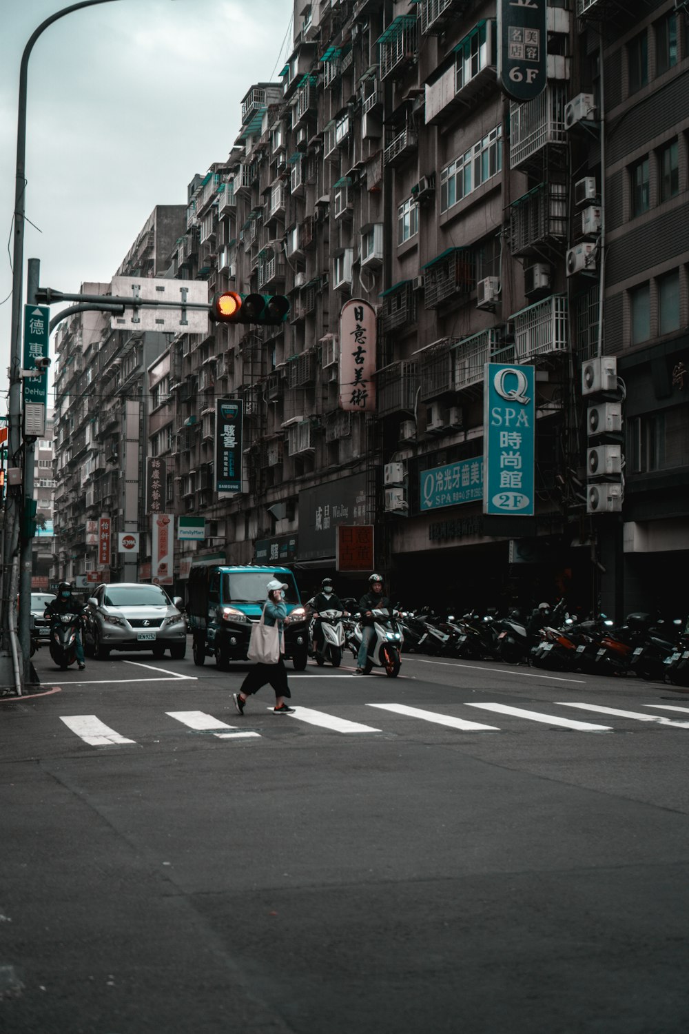 persone che camminano sulla corsia pedonale durante il giorno