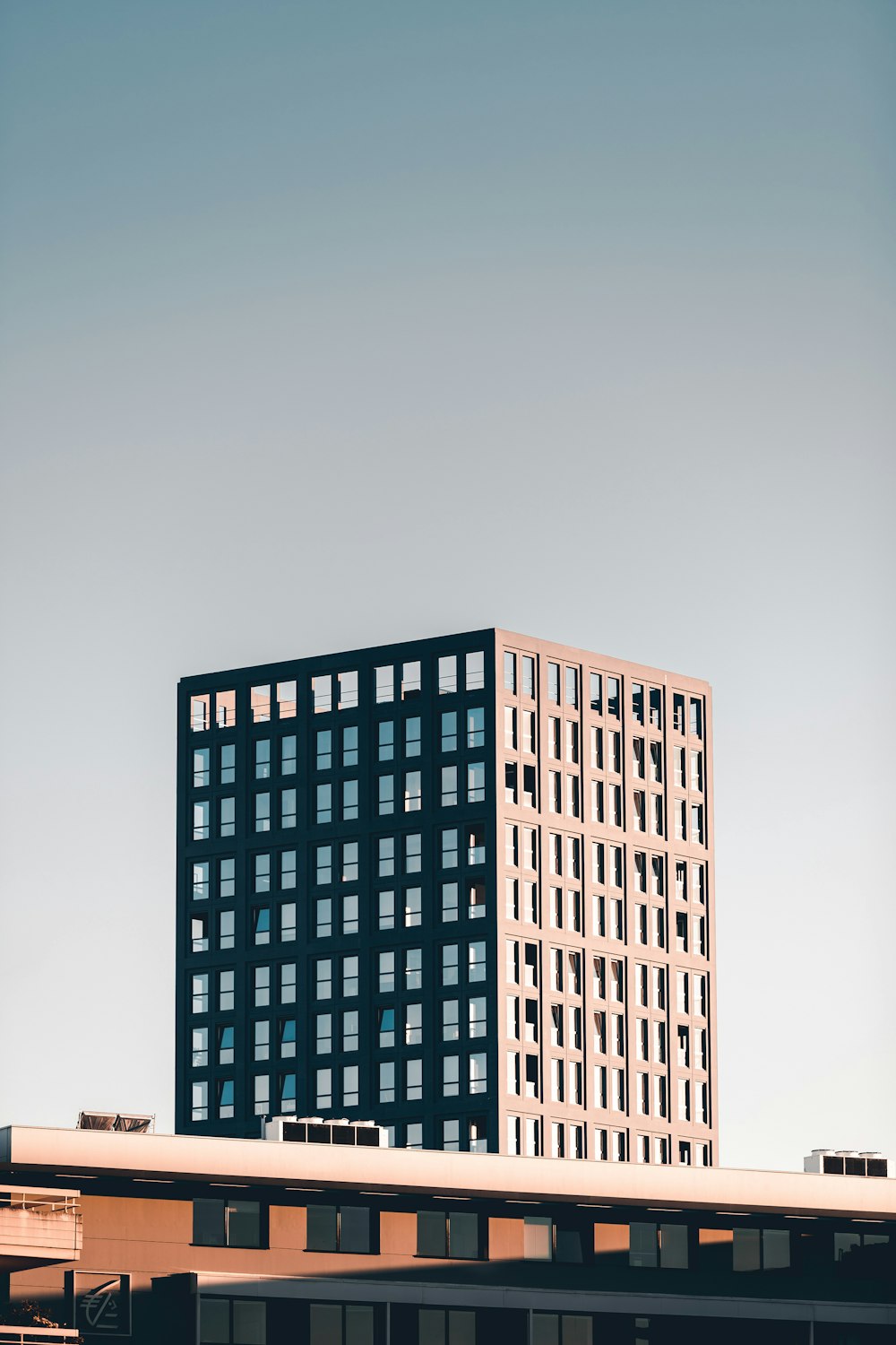 bâtiment en béton brun sous le ciel blanc pendant la journée