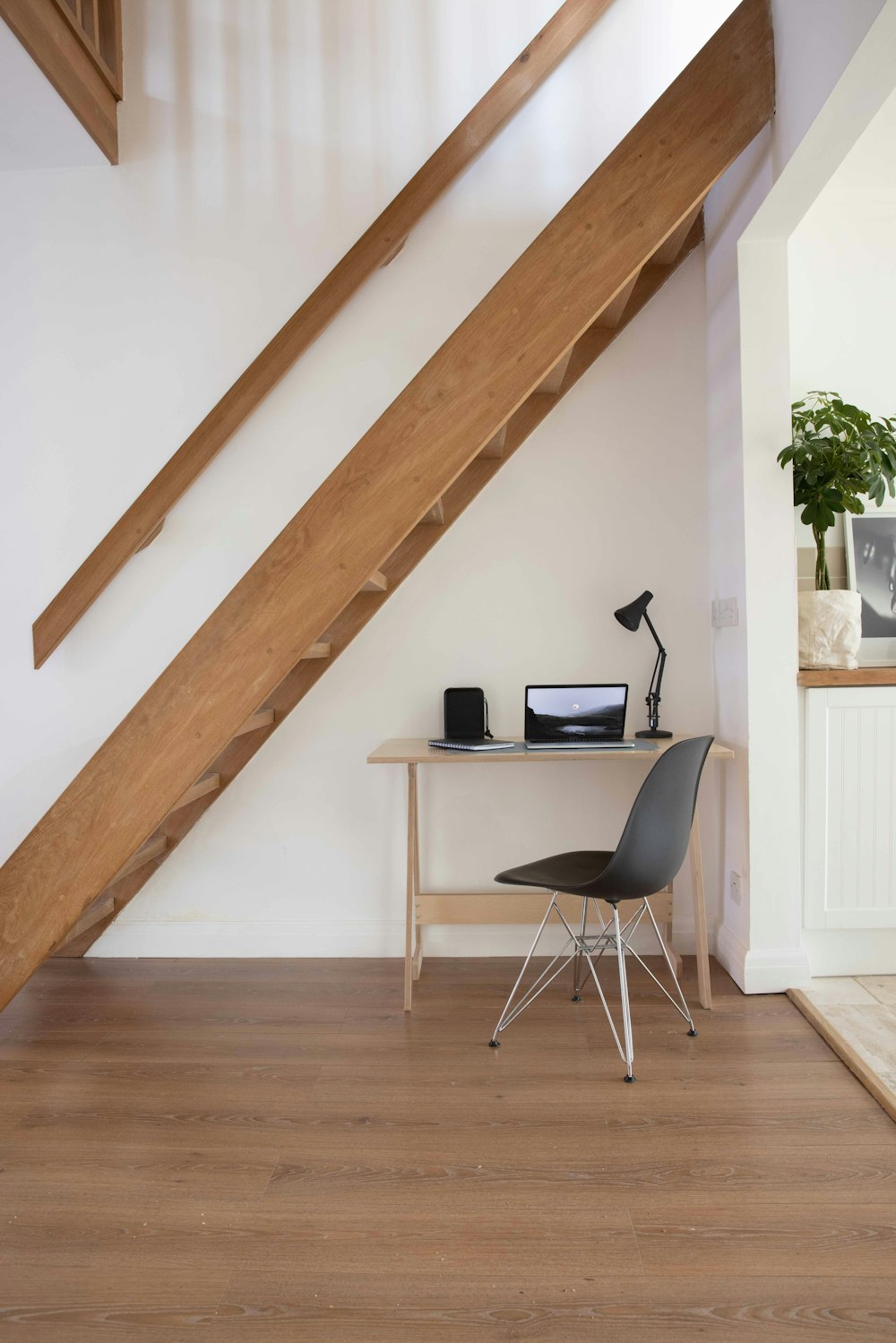 Chaise noire et argentée à côté d’une table en bois marron