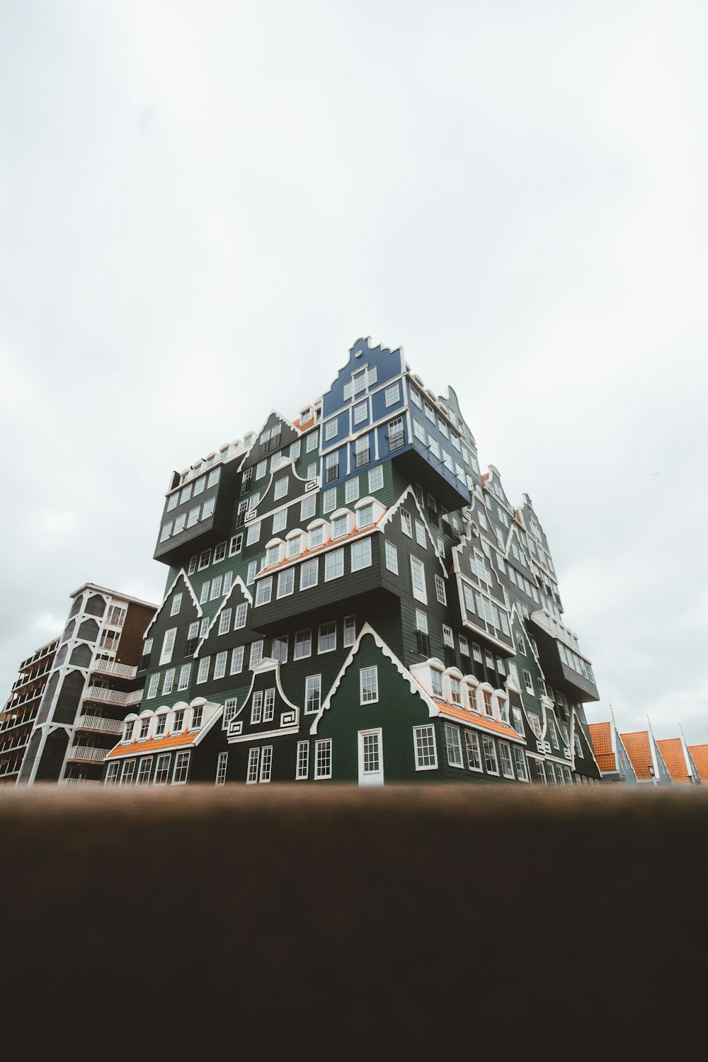 Edificio negro, verde y naranja