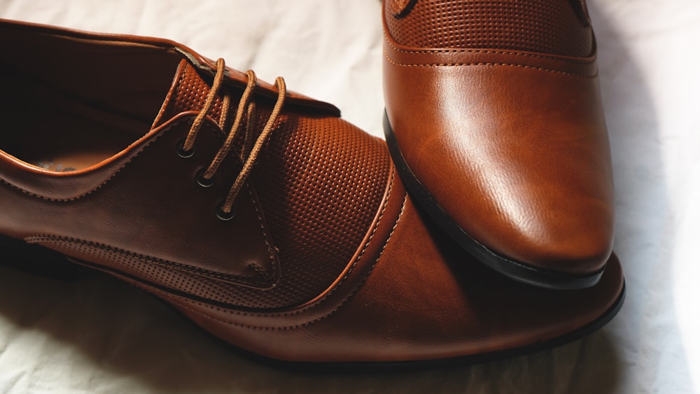 zapatos de cuero marrón con cordones
