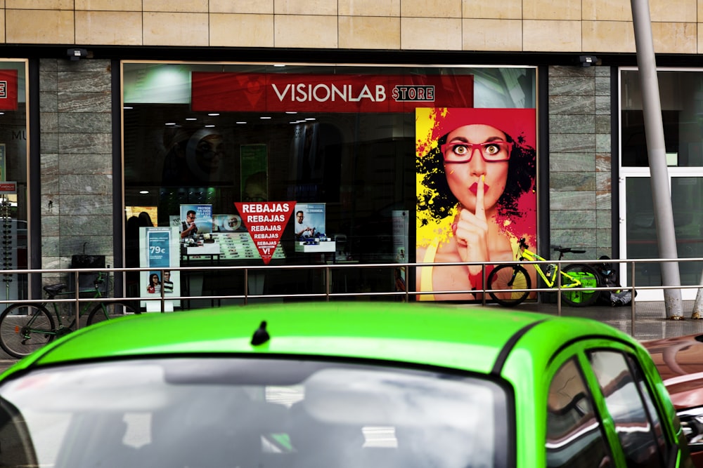 Femme en chemise à rayures noires et blanches debout à côté d’une voiture verte