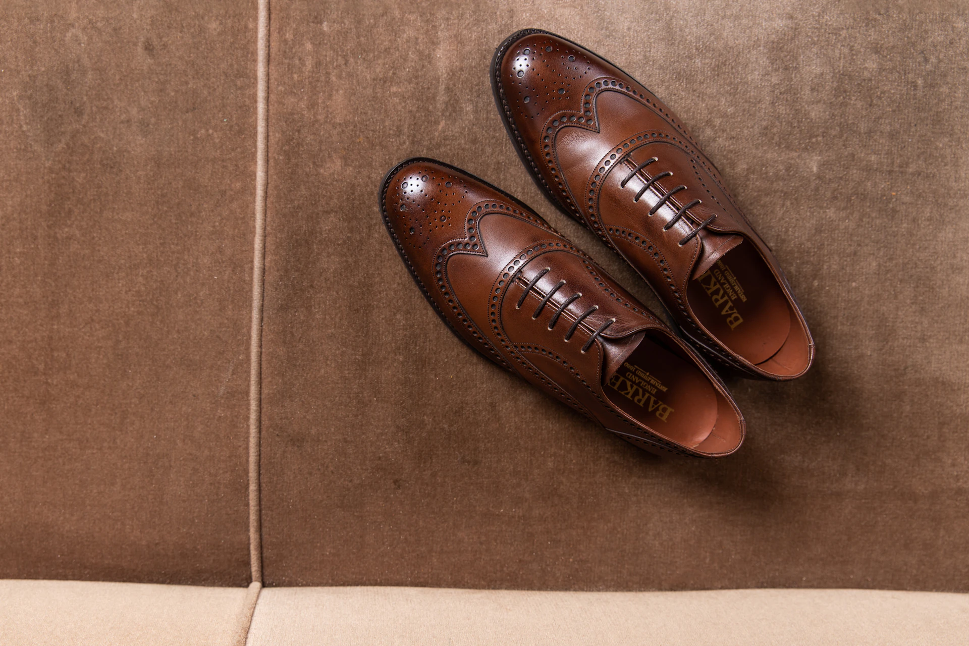 Zapatero artesano puliendo un brogue de cuero
