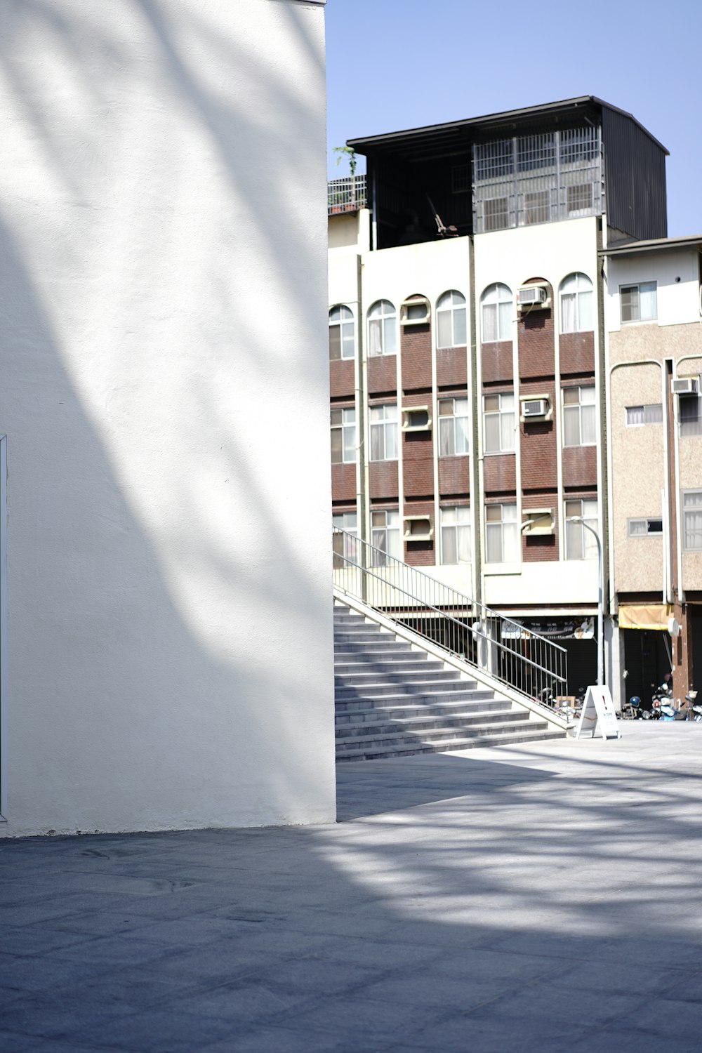 brown and white concrete building