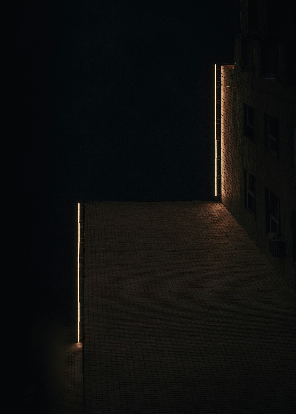 Braunes Backsteingebäude während der Nachtzeit