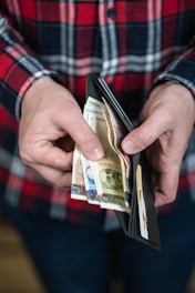 person holding 10 us dollar bill