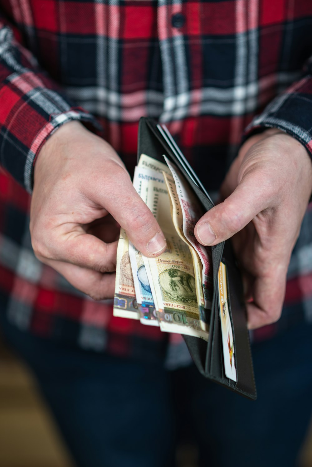 person holding 10 us dollar bill