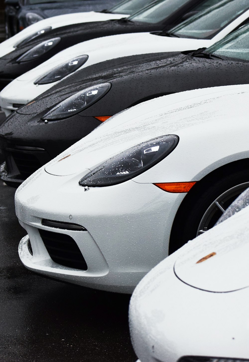 Coche blanco en carretera de asfalto gris