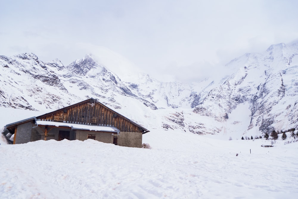 Braunes Holzhaus auf schneebedecktem Boden
