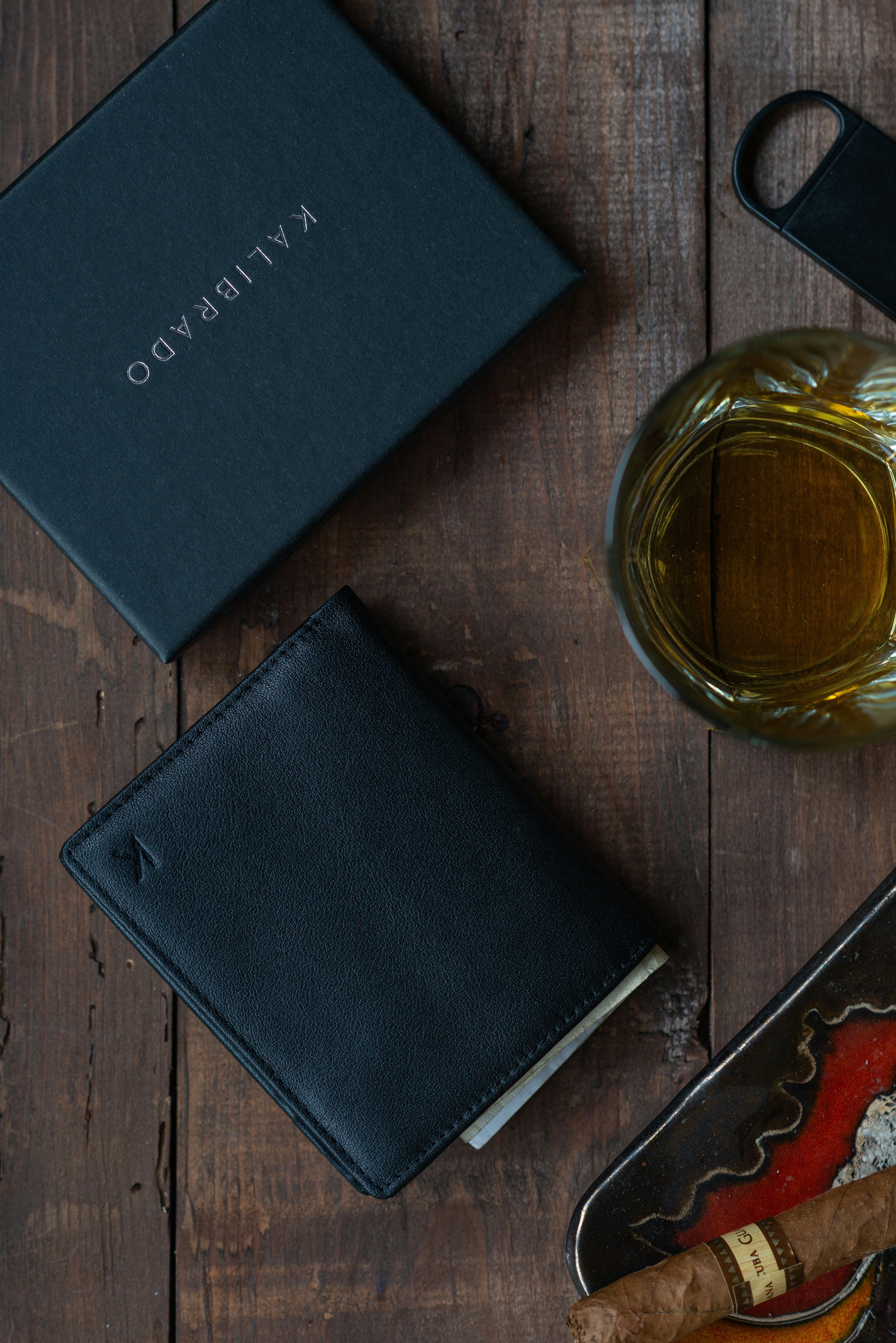 블랙 소니 바이오 노트북 투명 유리 컵 옆에