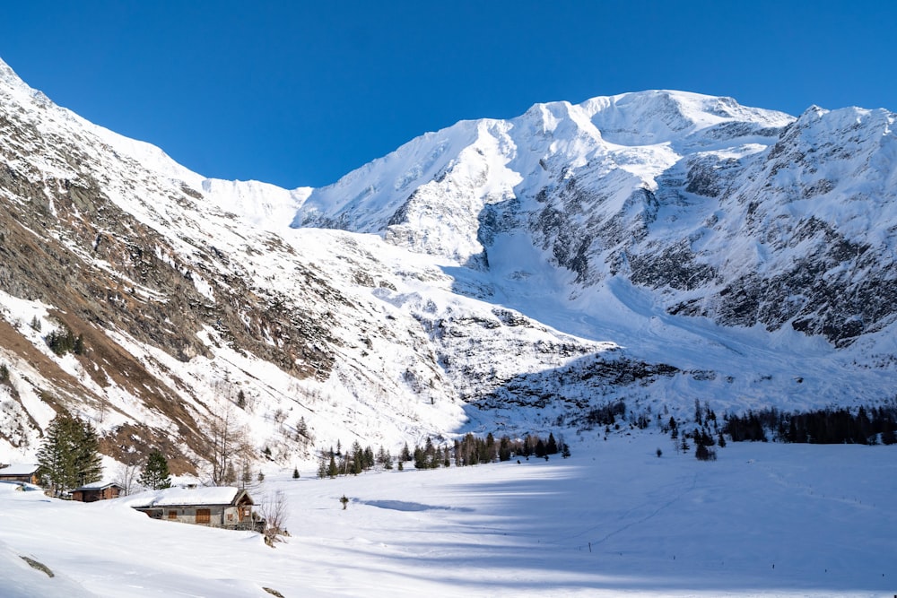 montanha coberta de neve durante o dia