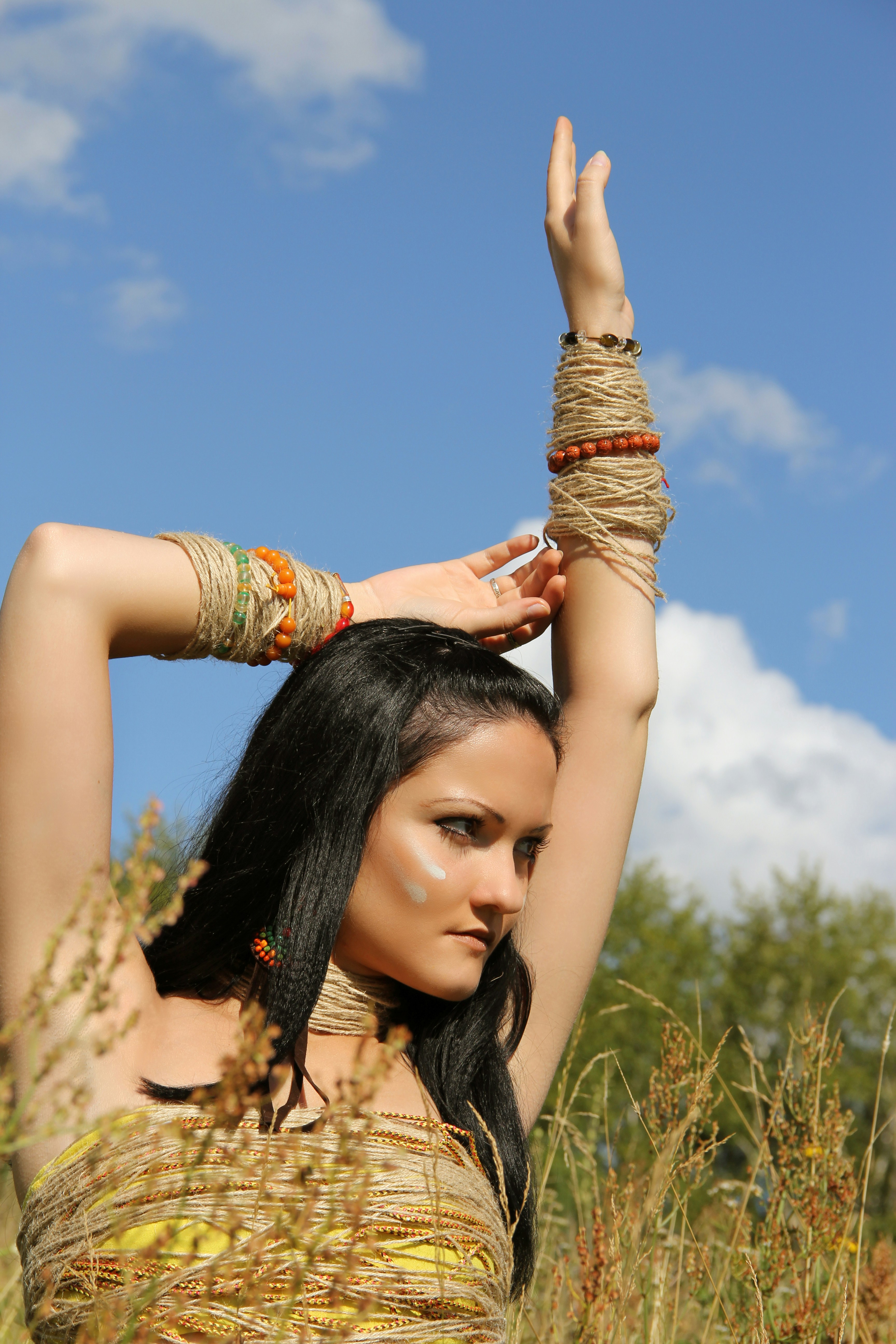 mulher no vestido floral laranja e verde