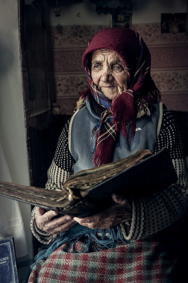 Mujer mayor leyendo un libro
