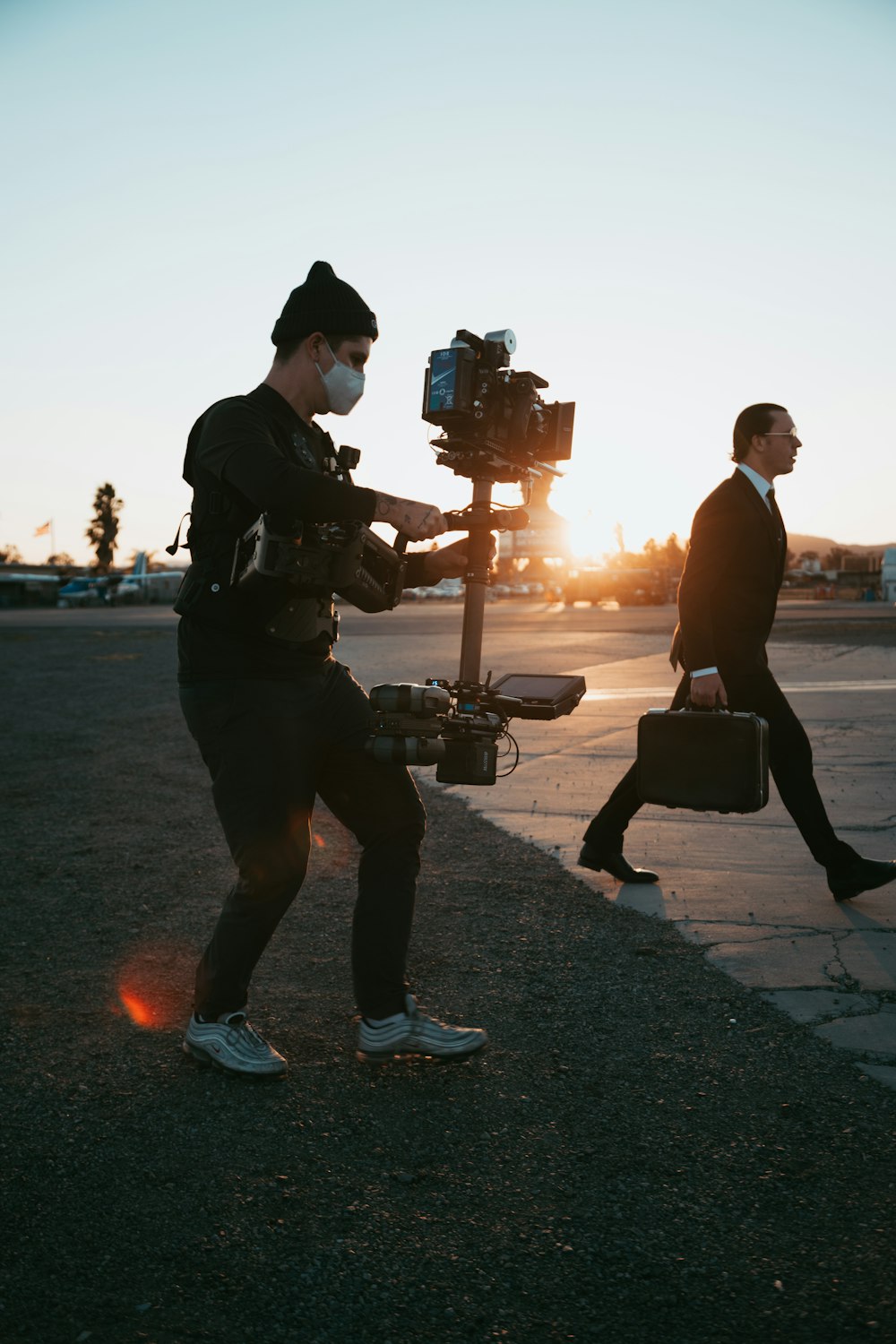 Mann in schwarzem T-Shirt mit schwarzer DSLR-Kamera