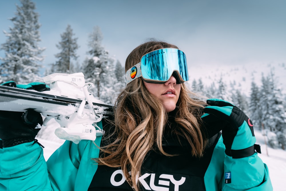 Mujer con chaqueta adidas en blanco y negro con gafas de sol azules