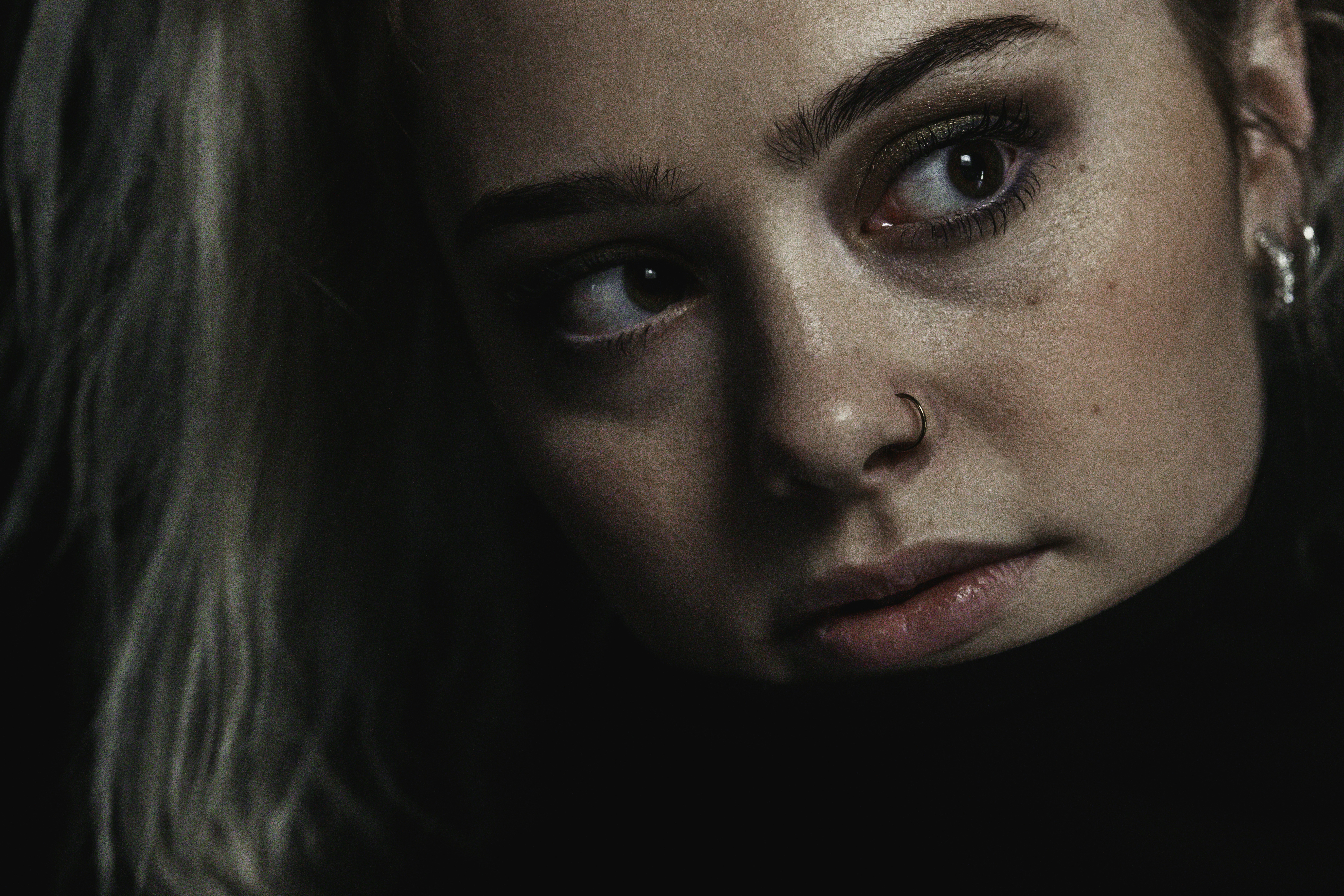 鼻にピアスのついた鼻ピアスをしている女性