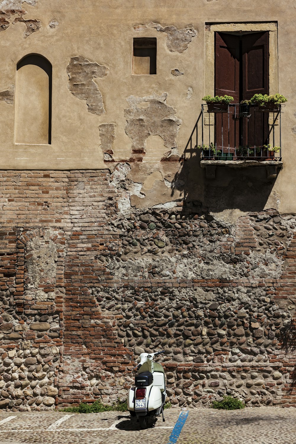 Edificio de ladrillo marrón con puerta de madera marrón