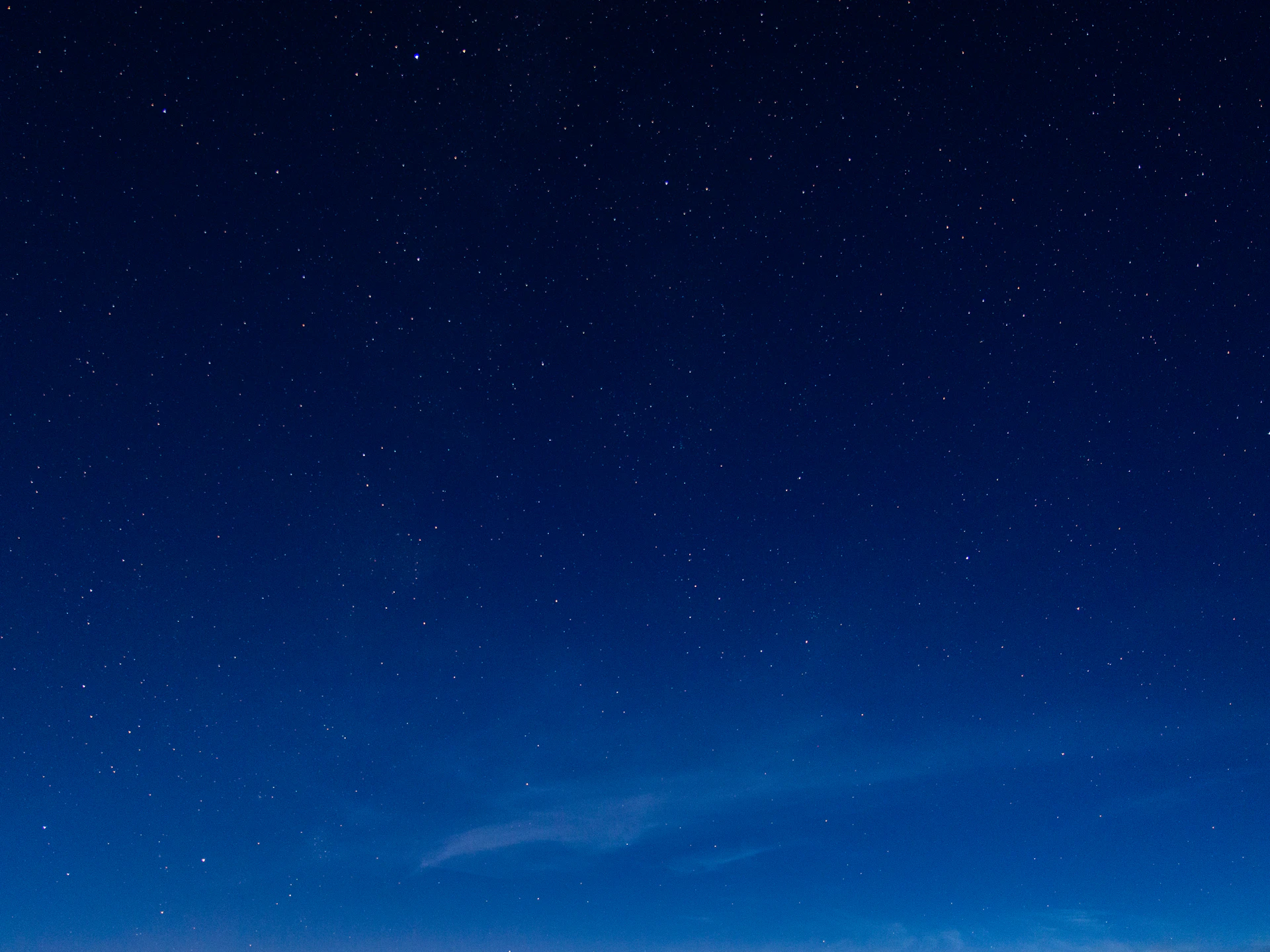 濃紺の夜空いっぱいに散らばる星