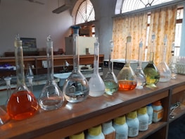 Virtual laboratory interface showing interactive chemical experiments.