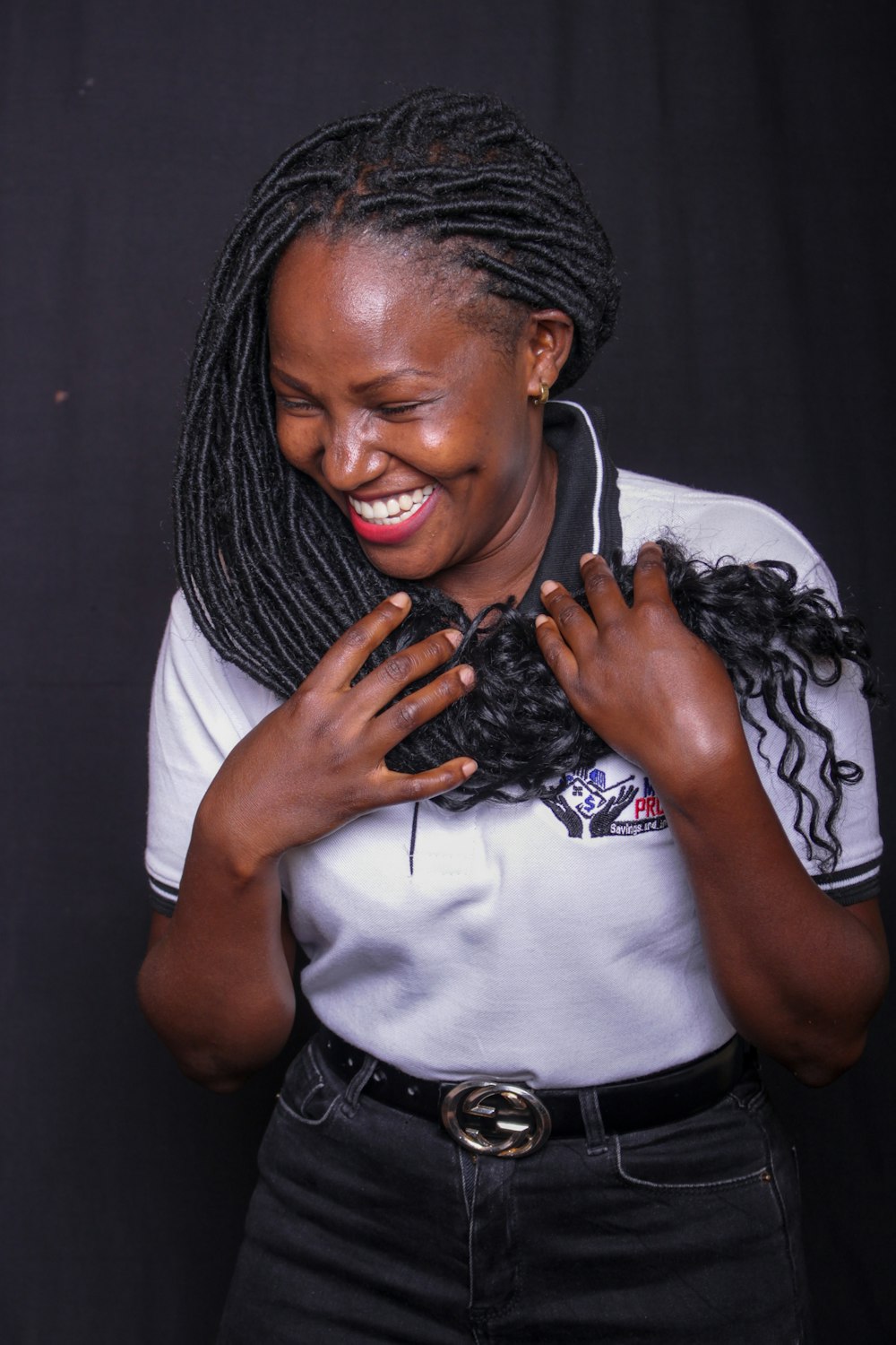 Mujer con camisa blanca sonriendo