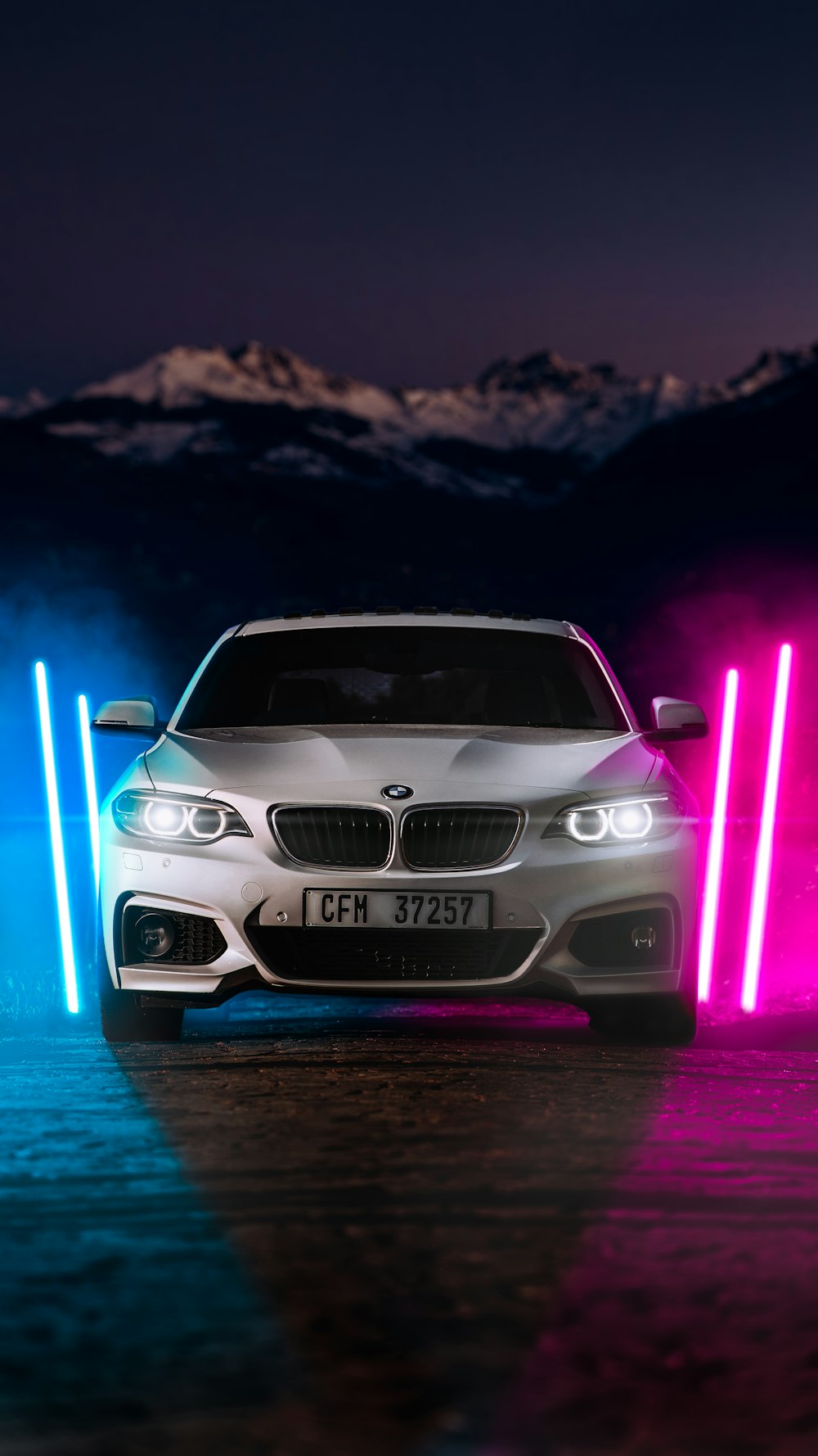 실버 BMW M 3 온 블루 워터