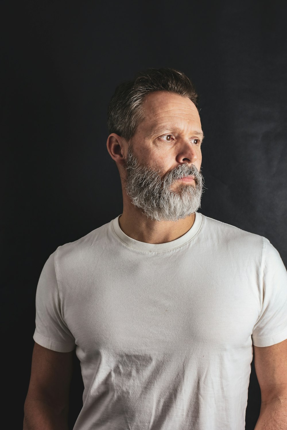 homem na camiseta branca do pescoço da tripulação