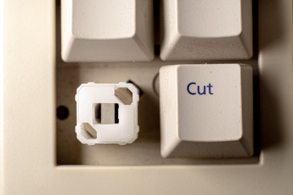 白いボタンが表示されている白いコンピューターのキーボード