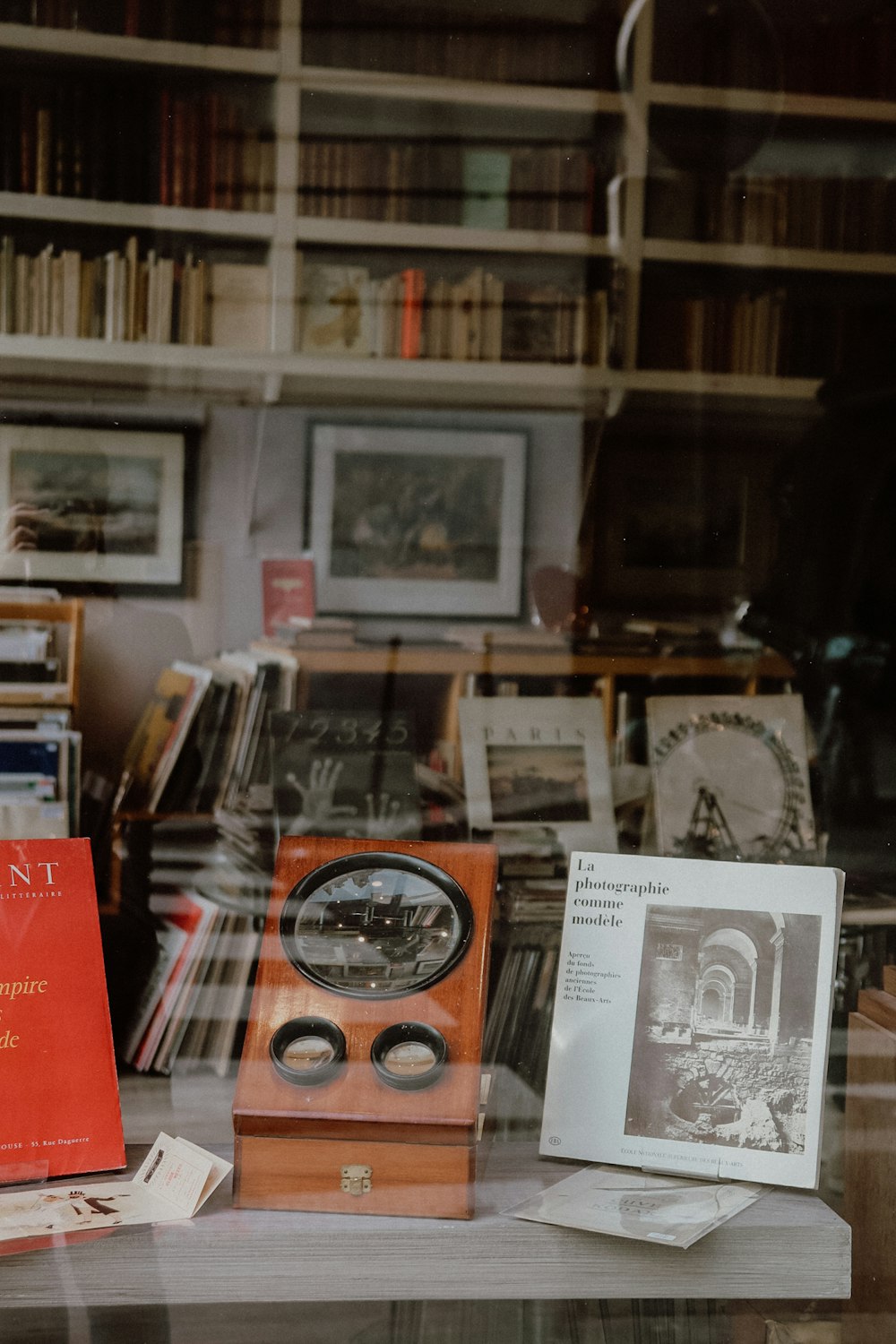 Étagère en bois marron avec des livres photo – Photo La France Gratuite sur  Unsplash