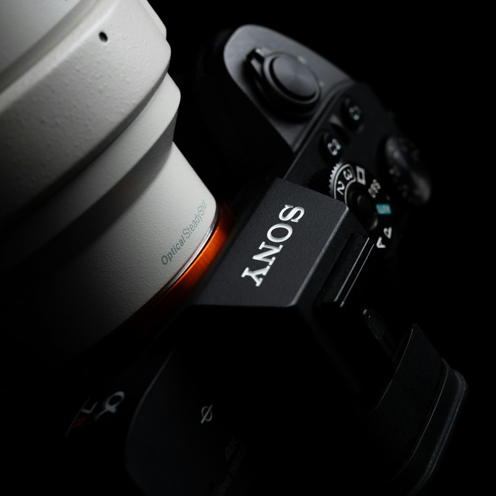 Appareil photo reflex numérique Nikon noir sur surface blanche
