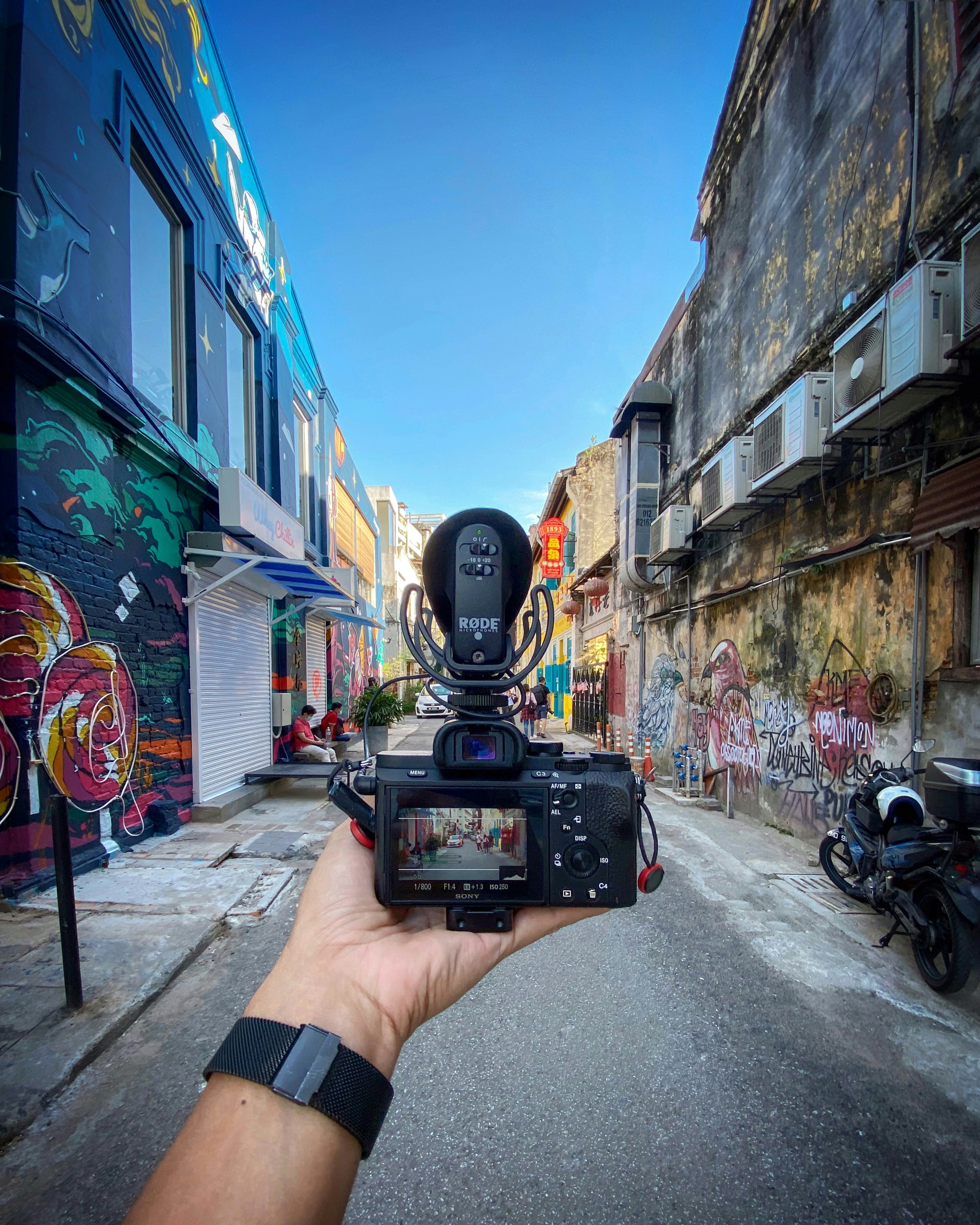 Persona sosteniendo una cámara DSLR negra